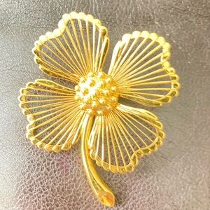 Elegant Gold Floral Brooch vintage